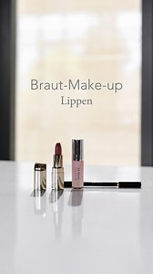 Die Lippen runden das Braut-Make-up ab und vollenden den Look. Für eine zarte und geschmeidige Lippenhaut dürfen Pflegestoffe nicht fehlen. Besonders harmonisch wirken Farben, die den natürlichen Ton der Lippe aufgreifen und intensivieren. Für das besondere Strahlen sorgt ein Lipgloss. Im Video trägt unsere Make-up Artist Nina folgende Produkte auf: LIP PENCIL – 05 CLASSY ROSE THE LIPSTICK – 14 SUZURAN NUDE TOTAL LIP GLOSS Eine Übersicht aller Produkte findet ihr in unserer Story. #Brautmakeup #