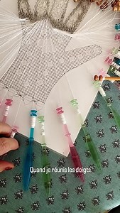 Quand les 4 doigts se réunissent, c'est passionnant. Cela signifie que le corps du gant va se former. #dentelleauxfuseaux #dentelliere #dentelle #klöppeln #bolillos #bobbinlace #faitmain #handgemacht #handmade #artscreatifs #gants | AF Créations