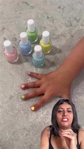 Eliana Silva | Dicas on Instagram: "Sua filha ama pintar as unhas? 💅 👧 Você pode fazer um esmalte infantil caseiro e muito mais seguro com: ☑️ Cola branca ☑️ Tinta acrílica ou corante ☑️ Glitter Misture bem e pronto! A melhor parte? Sai com facilidade na água e evita o uso de esmaltes convencionais mais fortes. Mais diversão e mais tranquilidade para as mamães.💕 💭 Você faria para sua filha? 📌 Salva essa ideia criativa 📩 Compartilha com uma mamãe 🙋🏻‍♀️ Me segue @dicastopdaely pra mais dic
