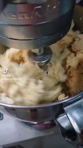 Greetings my Mauritian and non-Mauritian family. I strongly believe Farata was one of the core dish of our Island and has a massive part in our Mauritian cuisine history, dating back then when our ancestors started making them. Am sure like my great-grand "Nani" and "dadi' used to make them the vintage way on a " Foyé" "Tawa" with the help of a "pokni". Well if you are from Mauritius or any other island, you would know exactly what am talking about. Down to memory lane when Me and my siblings us