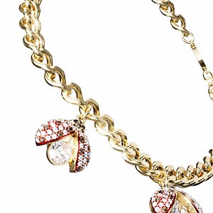 Cette famille de Coccinelles scintillant avec des ailes pavées rouges et noires qui s'ouvrent pour révéler une unique pierre taille poire, est un splendide symbole de bonne chance. #SwarovskiIdyllia ​#CrystalMetamorphosis ​#Swarovski​ En savoir plus : https://swarovs.ki/1p9D | SWAROVSKI