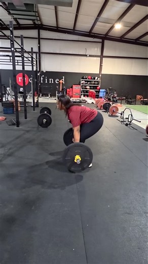 Ground-to-overhead exercises like this build incredible full-body strength, explosive power, and endurance by working legs, glutes, core, back, and shoulders, improving functional fitness, coordination and posture. #softball #basketball #nodaysoff #volleyball #baseball #sportsperformance #strengthandconditioning #athlete #fitness #sports #strengthtraining #training #sportsperformancetraining #sportstraining #injuryprevention #speedtraining #physicaltherapy #strengthcoach #football #athletictrain