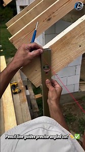 Marking Rafter Cuts With a Spirit Level 📏🪵 #carpentry #roofing #framing