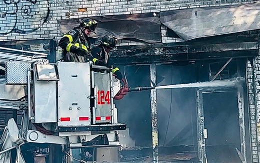 [FDNY]五级火警！纽约消防局响应威廉斯堡地区利大道一家商店的火灾