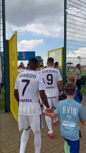 PARKINGIEM NA MURAWĘ! TAK WYGLĄDA DROGA PIŁKARZY NA BOISKO NA STADIONIE AVII ŚWIDNIK! #SHORTS