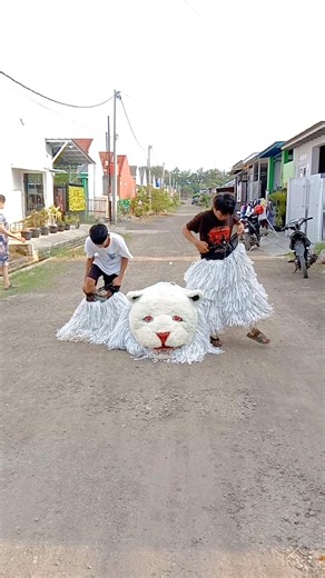 Cara pakai kostum can macanan di jalan