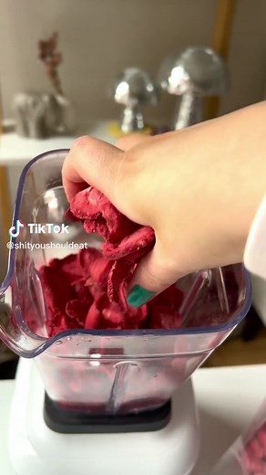 How to Make Homemade Strawberry Powder for Drinks and Recipes