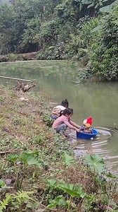 1.6M views · 8.5K reactions | Sister takes her brother to play in the water in front of the house​​ #reelsviralfb #viralreelsfb #viralreelsシ #reelsviralシ #reelsfypシ #reelsfypシ #fypシ゚ #poor #baby | Food TV | Facebook