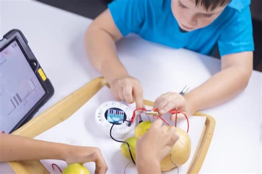 מנהלי בתי ספר ומורים - מחפשים דרך ללמד STEM בצורה חדשנית, חווייתית וללא צורך במעבדה ייעודית? הכירו את Xploris Globisens – סטארט אפ ישראלי עם הצלחה בינלאומית שמשדרג את שיעורי המדעים, הטכנולוגיה והאמנות! אקספלוריס היא מעבדה ניידת ללמידת STEAM - ללא צורך בחדר ייעודי, התקנות מורכבות או תקציב גבוה. כל שיעור הופך לחוויה של חקר, יצירה וחשיבה מדעית – בכל זמן ובכל מקום! מה אפשר לעשות עם XPLORIS? 🟦 מדידות חכמות: דופק, קול, תאוצה ותנועה 🟩 גרפים ודיאגרמות להבנת נתונים 🟦 תכנות חיישנים- שילוב מושלם של קוד 