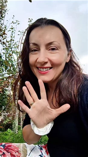 L’Ortica, Urtica dioica, è una delle piante più antiche e complete della fitoterapia. Ricchissima di minerali biodisponibili come ferro, silicio, magnesio, calcio e potassio, nutre il sangue e sostiene il metabolismo cellulare. #rimedinaturali #salute #capelli #health #ortica | BORA Natural Cosmetics