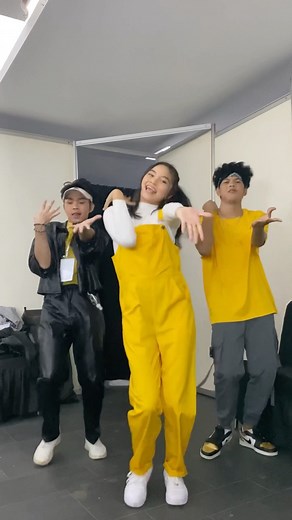 Grandis Tenar on Instagram: "Allo bank backstage dancing~ 💛🖤"