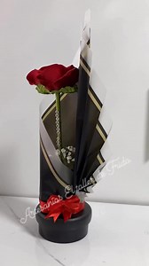 Envoltura para rosa individual 🌹 #detalleparamama #rosas #rosaindividual #envolturafacil #ideas #10demayo #eltallerdefrida | Artesanías "El taller de Frida.