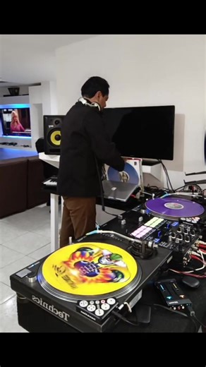 11K views · 483 reactions | Más dinosaurios para mis compas y comadritas #viejaescuela #familia #ecuador #cumbia #professional | Estudio z Latín dj | Facebook