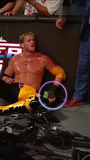 Logan Paul's Hidden Hand-Off to Michael Cole at SummerSlam How long did CM Punk’s World Heavyweight Title and What is Roman Reigns Even Doing? #loganpaul #summerslam2025 #summerslam #cmpunk #gunther