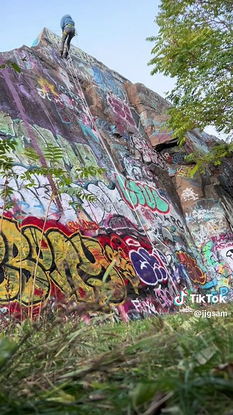 Single rope rappel practice