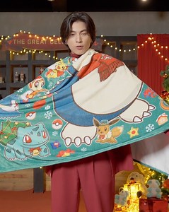 😍 ใครอยากช้อป (Gulf) กลับบ้าน! แชร์เก็บไว้เลย 🕵️ โพสต์นี้ Gulf พาส่อง HAPPY HOLIDAYS SERIES คอลเลกชันพิเศษ เฉพาะศูนย์การค้าเซ็นทรัล 🎉 สิทธิพิเศษสำหรับสมาชิก The 1 เพียงช้อปครบ รับสิทธิ์แลกซื้อได้เลย…. 🛍️ ช้อปครบ 3,500.-* ขึ้นไปรับ 1 สิทธิ์แลกซื้อสินค้า HAPPY HOLIDAYS SERIES 👉 PILLOW-BLANKET 2-IN-1 ราคาพิเศษ 299.- (ปกติ 1,050.-) มีให้เลือก 3 ลาย ❤️ ลายพิคาชู 📆 เริ่มทยอยจำหน่าย 15 พ.ย. เป็นต้นไป ❤️ ลายอีวุย 📆 เริ่มทยอยจำหน่าย 30 พ.ย. เป็นต้นไป ❤️ ลายคาบิกอน 📆 เริ่มทยอยจำหน่าย 30 พ.ย. เป็นต