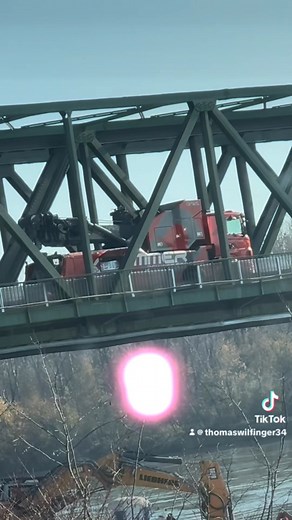 Was würde passieren wenn in Mauthausen die Brücke eins seitig gesperrt wird heute haben wir den Beweis ein LKW ist am Brücken Anfang Hänger geblieben extreme Auswirkungen 15 km Stau von Mauthausen Richtung PERG von Mauthausen Richtung LINZ￼ dasselbe Ennsdorf alles zu Katastrophe pur teilt das Video wenn du vom Perg oder Mauthausen bist und dich dein Arbeitsweg über die Brücke führt teilen teilen teilen | Thomas Wilfinger