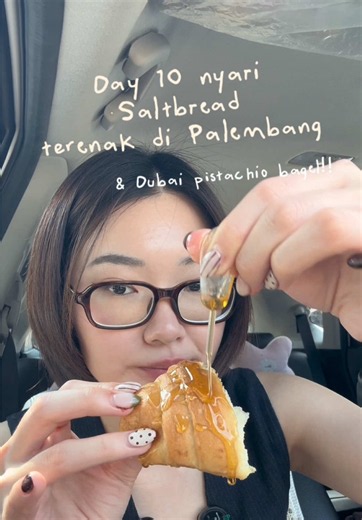 Tiap kali liat saltbread truffle mushroom udah takut enek duluan, tapi ternyata enak bgt ini!!😫🫶🏻 Rasanya kyk nyocol roti ke mushroom soup🤤🤤 pasti bakal balik lagiii #jajanpalembang #placetogopalembang #kulinerpalembang #jajananviral #saltbread