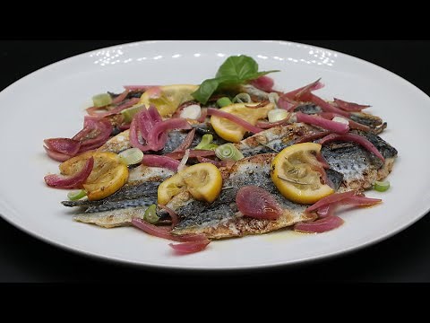 Filets de maquereaux grillés aux pickles d'oignons rouges