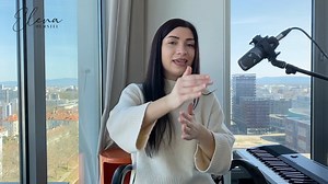 Quels exercices de chant pour contrôler la justesse des notes courtes et longues ? Quelles sont les techniques de chant ? Comment travailler sa justesse ? Je vous dis tout ! 😊 Découvrez les 5 exercices indispensables pour développer ta voix ici : https://elenahurstel.com/5exercices | Elena Hurstel - Mentor Vocal