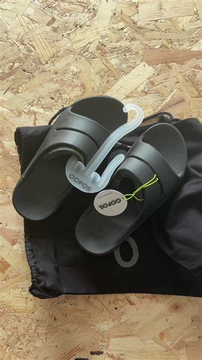 OOFOS OOahh Sports Slide Sandal - Unboxing - Thank you to OOFOS for sending over a pair of the their OOahh recovery sports slides for us to try. These slides are leaders in the active recovery footwear market and their innovative OOfoam technology, coupled with bio-mechanically engineered footbed means their shoes absorb 37% more impact than traditional footwear foams and decrease energy exertion in the ankles by up to 20%. - Colour: Matt Black RRP: £65.00 - #running #runningrecovery #oofos #oof