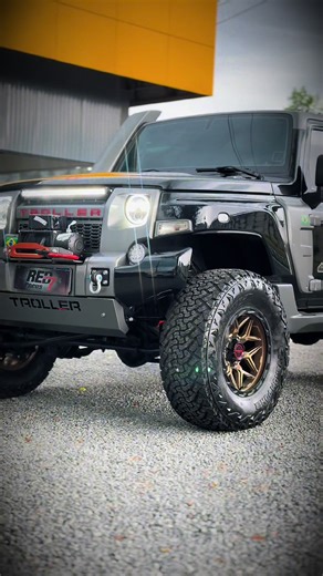 Roda Nashville Bronze Troller: A combinação que você não sabia que precisava ver hoje. 🔥🛞 Upgrade de respeito para quem não aceita o comum. O brilho do prata trouxe o contraste perfeito para a robustez do T4. Pronto para qualquer desafio. Pronto para atrair olhares. 🚀 📦 Enviamos para todo o Brasil. Chame no Direct e transforme seu projeto! #TrollerBrasil #OffRoad #Wheels #Nashville #Estilo4x4