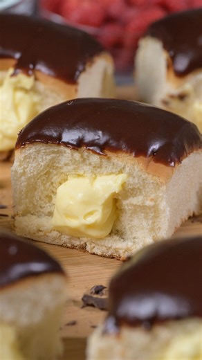 Fat Tuesday calls for something extra sweet 🎭 These Boston Cream–Filled Hawaiian Rolls are made with Aunt Millie’s Hawaiian Dinner Rolls and are an easy, chocolate-drizzled treat made for celebrating. Save this recipe for later or click the link in the first comment! Recipe below: 1 (12 oz) package Aunt Millie’s Hawaiian Dinner Rolls 1 (3.4 oz) box instant vanilla pudding mix 1 cup cold milk 1 cup heavy whipping cream, divided 1/4 cup powdered sugar 1 cup semi-sweet chocolate chips In a medium 