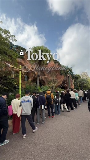 Tu pourrais attendre combien de temps pour une attraction ? À Tokyo Disneyland et Tokyo DisneySea, s’il y a bien une chose qu’on redoute tous… ce sont les temps d’attente 😅 Pour des attractions comme ❄️ La Reine des Neiges 🌹 La Belle et la Bête 🧚 Peter Pan 🌸 Raiponce 👉 l’attente peut facilement dépasser plusieurs heures Mais la vraie question est-ce que ces attractions à Tokyo valent vraiment 2, 3 ou même 4 heures de file 💬 Dis-moi Tu attends combien maximum pour une attraction Disney ⸻ To
