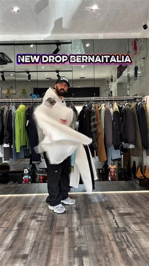 ✨ PEOPLE STORE ✨ New Collection FW Online ORA Scorte limitate, nessun restock Solo chi arriva per primo trova la sua taglia I prezzi più bassi riservati ai primi acquisti 👉 Non aspettare: entra adesso su People Store! | People.store