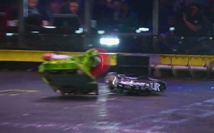 Death Roll vs Minotaur s04e16f01 BattleBots Season 4 Episode 16
