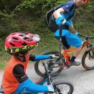 Dad shuttle service!👏🏽😅 @roger_essig 🎥: @patirothbikeagentur @roger_essig #mtb #mountainbiking #bikeonscott #scottbike #enduromtb #dad #mtbdad #dh #downhillmtb #downhill #bicicleta #vtt #motocross #mx #mountainbikelife #bici #redbull #biking #cycling | BikeStable