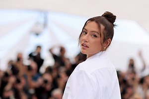 PHOTO : Adèle Exarchopoulos au naturel en vacances : peau nue et chignon effortless, sa beauté naturelle fait l'unanimité