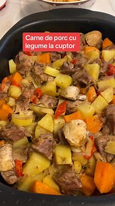 Carne de porc cu legume la cuptor:700 g ceafă de porc,1 ceapă,1 fir mic de praz,1 ardei capia ,3 cartofi,1 cartof dulce, ciuperci ,sare,piper,oregano,ulei , muștar,zeamă de lămâie,rozmarin #saresipipercuvio #viogătește #bucătărialuivio #gătimcuvio #prânzulperfect @reper @toțiurmăritorii @toată lumea | Vio Gătește