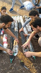 Para construir el termotanque solar colocamos 11 botellas de 1,5L y 11 de 2,25L en forma de teja, de esa forma no entra agua cuando llueve o quedas espacios para que entre aire. - Con la 1er capa de botella hacemos el efecto invernadero. - Con la 2da, creamos una pequeña capa de aire que funciona como aislante, entre el colector y el ambiente. Permitiendo que en días bien fríos de invierno con sol, podamos calentar agua ♻️🚿☀️ ¿Querés aprender sobre energías renovables y sustentabilidad? Informa