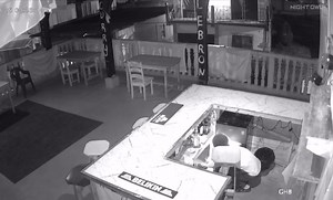 RUM HEAD GULLY CREEPS INTO BAR AND STEALS EVERYTHING Like a thief in the night, so was an apparent rum head inside the Playboy Degebe Sports Bar in Punta Gorda. He was seen on camera “gully creeping” into the establishment. Once behind the counter, he was seen separating the “sheep from the goat,” ensuring he had his bottles of rum secured. If you can recognize him, please let authorities know immediately. #BelizeNewsNetwork #BNN | Belize News Network