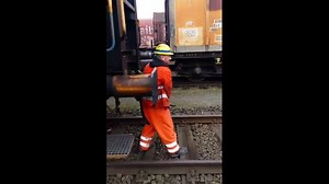 Dangereuse technique pour accoupler deux wagons