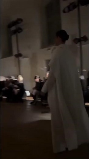 Meghan Sexy Catwalk at Paris Fashion Week #meghanmarkle