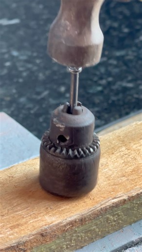 139K views · 512 reactions | How to lock a drill chuck easily with zero effort #ChuckLockHack #DrillTrick #EasyToolFix | ProjectduJour.ie | Facebook