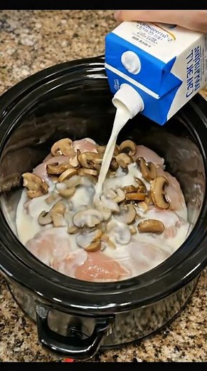Creamy Mushroom Chicken (Slow Cooker) 🍄🍗
