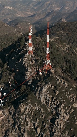 A más de 3300 metros sobre el nivel del mar en #Querétaro, la cumbre del Cerro El Zamorano y su maravillosa vista son la mayor recompensa para quien las conquista. 🗼✨ ¡Acepta el reto en compañía de guías autorizados, este fin de semana! #QroTravel #senderismo #Colón | Querétaro.Travel