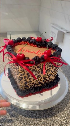 Make the trendy leopard print cake with me 😆🍒 #vintagecake #heartcake #leopoardprintcake #baking