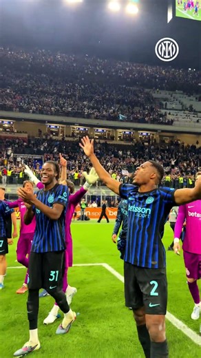Ways to make your day better? 🤔 Dumfries singing 🎙️🖤💙