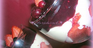 Panna cotta aux fraises et coulis de fruits rouges