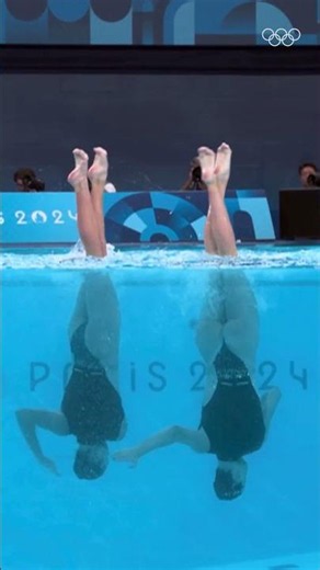 Throwback to Spanish duo Iris Tió Casas and Alisa Ozhogina nailing the moonwalk! 👯‍♀️❤️‍🔥#Olympics