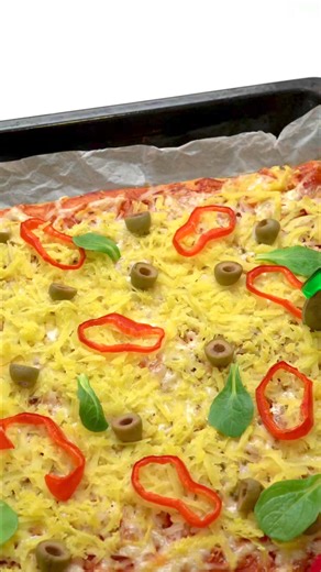 Pica sa krompirom 1 testo za picu od 550g 4 kašike paradajz pirea 150g pilećih prsa YUHOR 150g gaude 1 kašičica origana 300g skuvanog krompira 10ak maslina 1/2 paprike Na testo dodajte paradajz pire, zatim izrendajte preukusni Yuhor pileći file, odaberite omiljeni sir, origano se podrazumeva i za kraj obilno narendajte skuvani krompir, pa dodajte i masline i papriku. A ja čekam utiske. #recepti #brzirecepti #jednostavnirecepti #idejezarucak #idejezaveceru #yuhor #yuhorducan | Nespretna domaćica