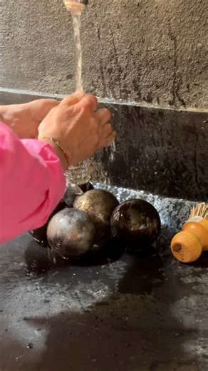 Comment rénover des boules de pétanques rouillées, ça marche aussi avec des outils rouillé…. L’astuce ? L’acide citrique Alors on se la fait cette partie de pétanque ? N’hésitez pas à liker et à commenter … 😉 #astuce #acidecitrique #rouille #petanque #carolinemunoz | Caroline Munoz