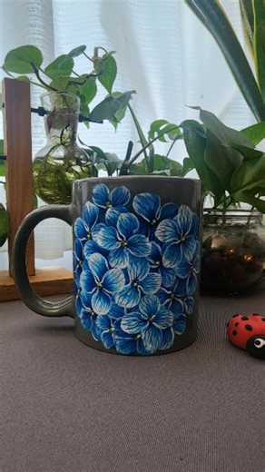 Renjitha Anoop on Instagram: "Stunning Brush Stroke Painting " Ceramic Painting " #acrylicpainting #trendingreels #reelsviral #art #floralart Materials: @decoart multisurface acrylics My premium brushes round 6 and liner 15/0"