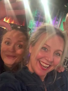 Da ligger Xl-podcasten ute hvert øyeblikk på nrk!! Sissel Gran snakker om begjær og om Espen Rustad Thoresenog mitt forhold, (klarer vi et par uker til?), Ine Jansen; Om Fleksnes, den plagsomme boden i kjelleren og elg. Per Larsen byr på krim, dikt og nye briller. (Den nye hanekammen til Espen blir bedre neste uke. Vi skal farge den blå) 🐳🐳🐳 | Linn Skåber