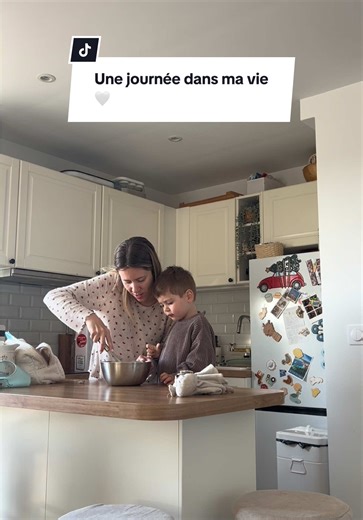 Aujourd’hui c’était une de ces journées bien remplies… 😅 Réveil avec mon petit garçon, petit dej ensemble (crêpes flocons d’avoine 🥞) Puis… petit moment team terrible two : crise pour mettre les chaussures avant de partir chez la nounou 🫠 Ensuite direction la salle pour mon renfo 💪 Parce que oui, je me suis lancée un défi un peu fou : le triathlon. Débutante, mais déterminée. Retour à la maison : gérer le drive, le repas, le quotidien quoi 😅 Et l’après-midi, une séance photo naissance - bai