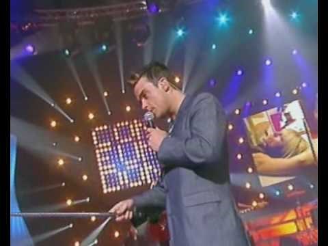 ♫ Robbie Williams "Come Undone" live on french TV ♫